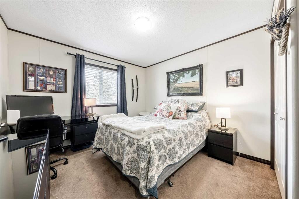 4 Spring Dale Circle Se, Airdrie, AB - Indoor Photo Showing Bedroom