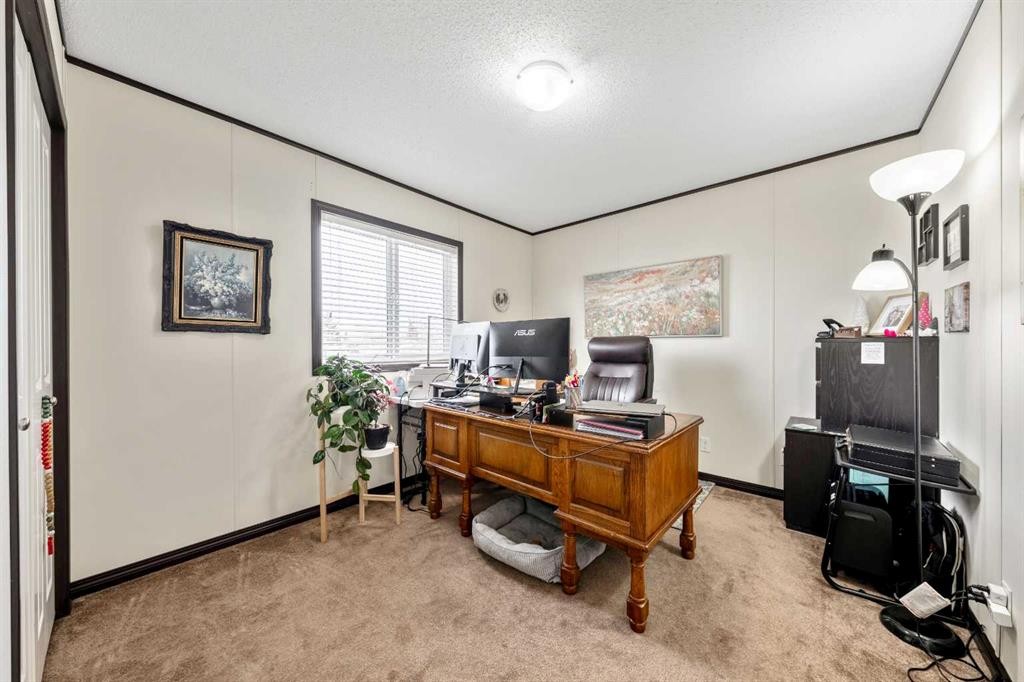 4 Spring Dale Circle Se, Airdrie, AB - Indoor Photo Showing Office