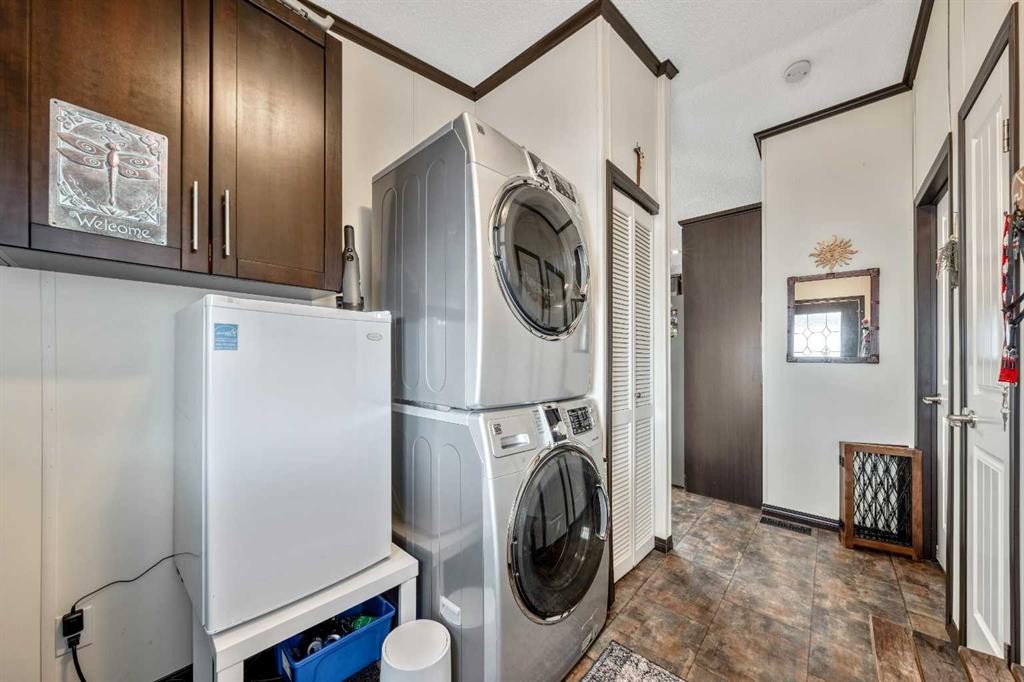4 Spring Dale Circle Se, Airdrie, AB - Indoor Photo Showing Laundry Room
