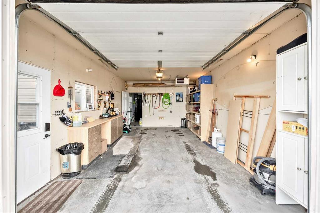 4 Spring Dale Circle Se, Airdrie, AB - Indoor Photo Showing Garage
