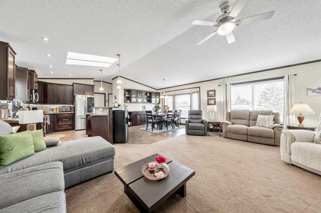 4 Spring Dale Circle Se, Airdrie, AB - Indoor Photo Showing Living Room