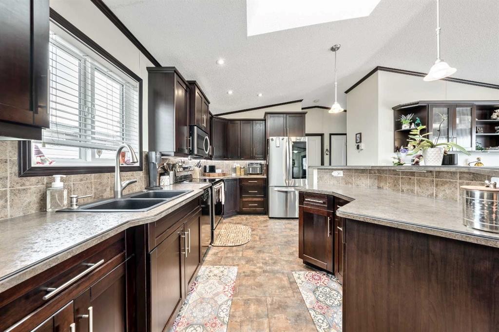 4 Spring Dale Circle Se, Airdrie, AB - Indoor Photo Showing Kitchen With Double Sink With Upgraded Kitchen