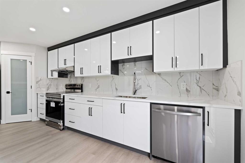 81 Saddlecrest Green Ne, Calgary, AB - Indoor Photo Showing Kitchen