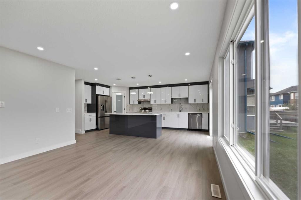 81 Saddlecrest Green Ne, Calgary, AB - Indoor Photo Showing Kitchen