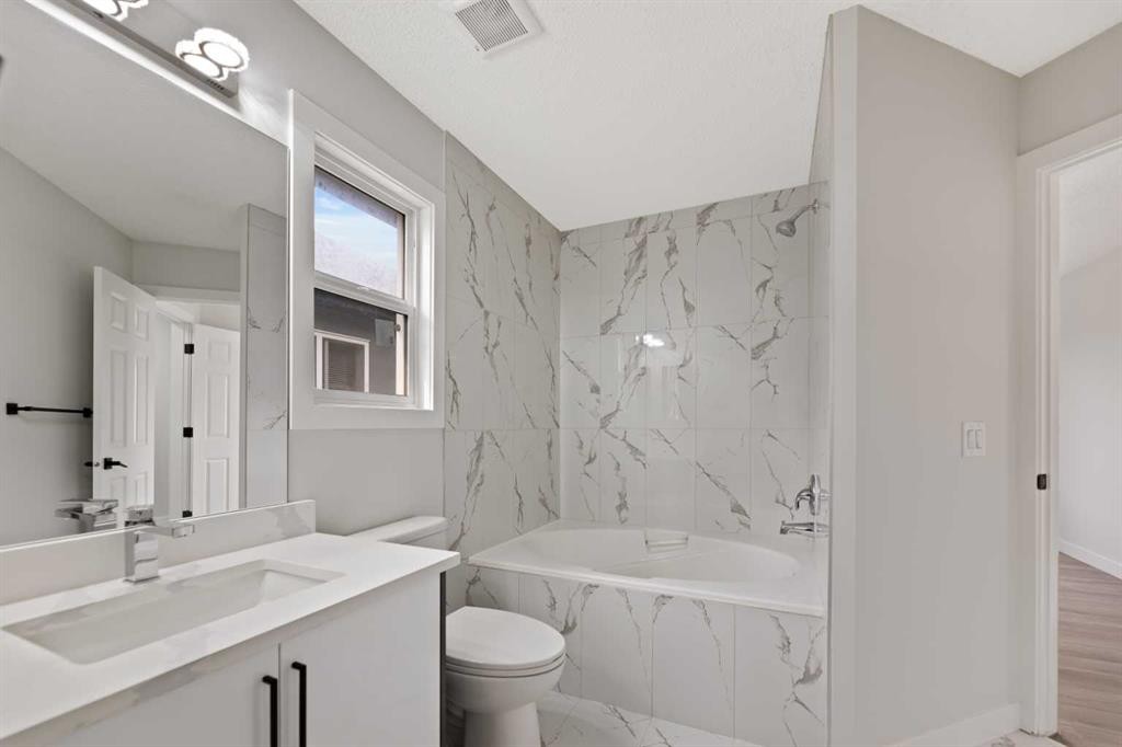 81 Saddlecrest Green Ne, Calgary, AB - Indoor Photo Showing Bathroom