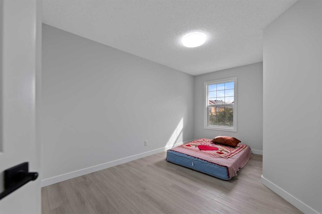 81 Saddlecrest Green Ne, Calgary, AB - Indoor Photo Showing Bedroom