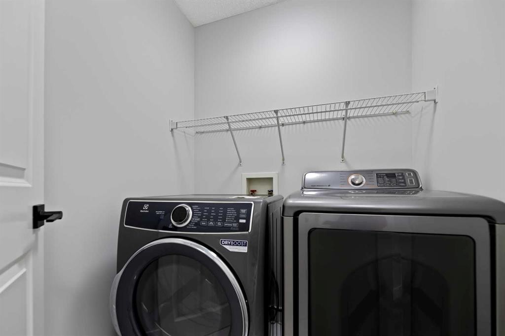 81 Saddlecrest Green Ne, Calgary, AB - Indoor Photo Showing Laundry Room