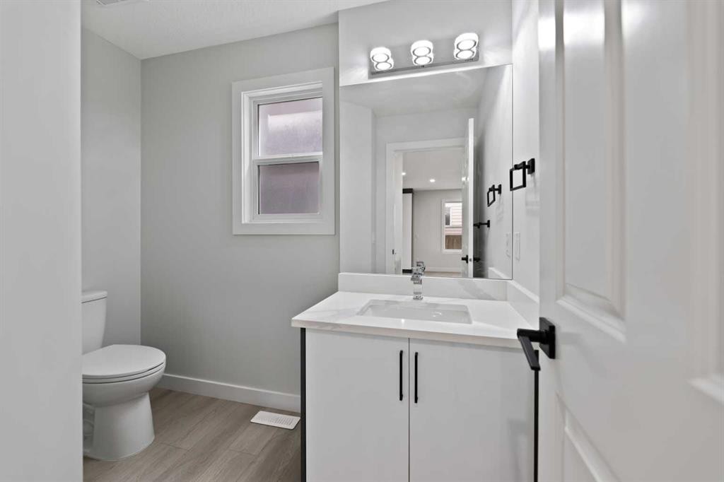 81 Saddlecrest Green Ne, Calgary, AB - Indoor Photo Showing Bathroom