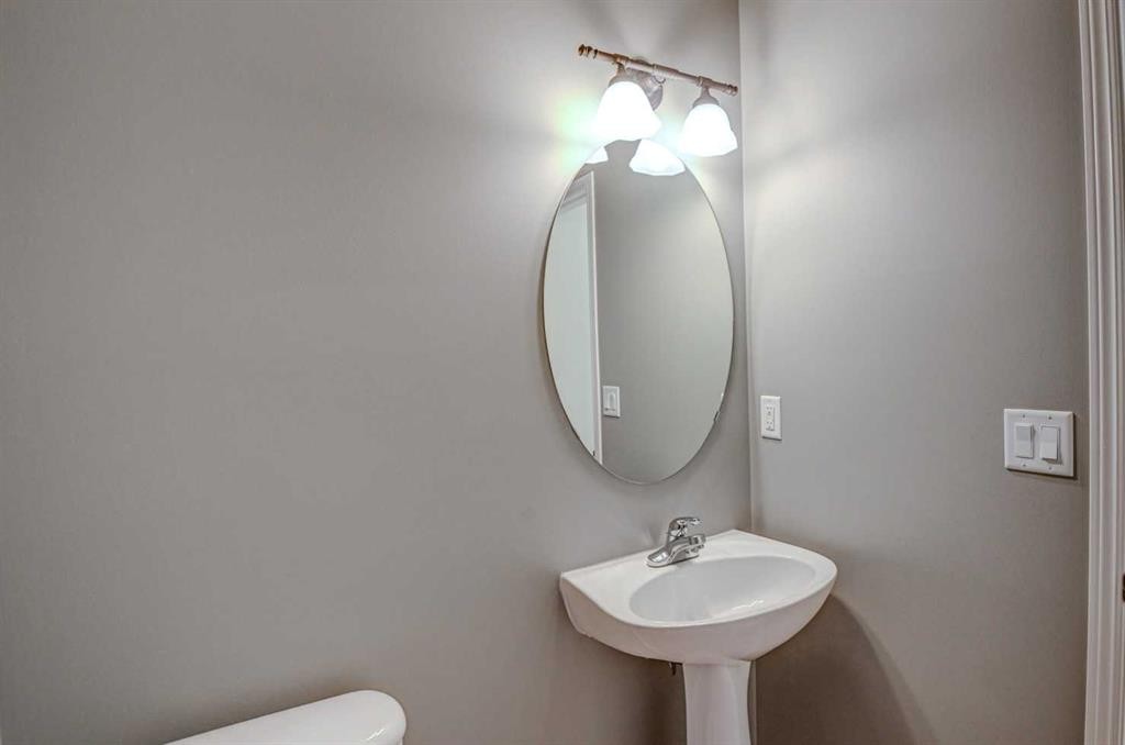 40 Prestwick Manor Se, Calgary, AB - Indoor Photo Showing Bathroom