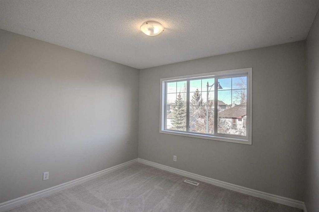 40 Prestwick Manor Se, Calgary, AB - Indoor Photo Showing Other Room