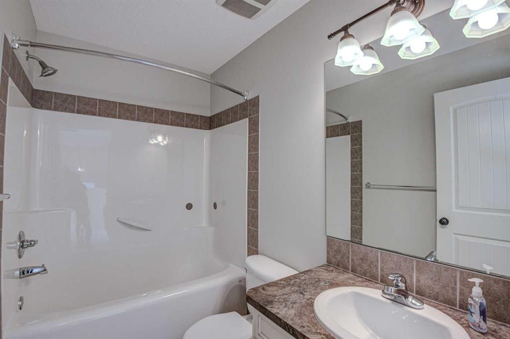 40 Prestwick Manor Se, Calgary, AB - Indoor Photo Showing Bathroom