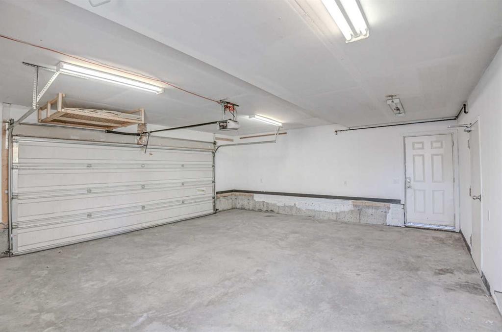 40 Prestwick Manor Se, Calgary, AB - Indoor Photo Showing Garage