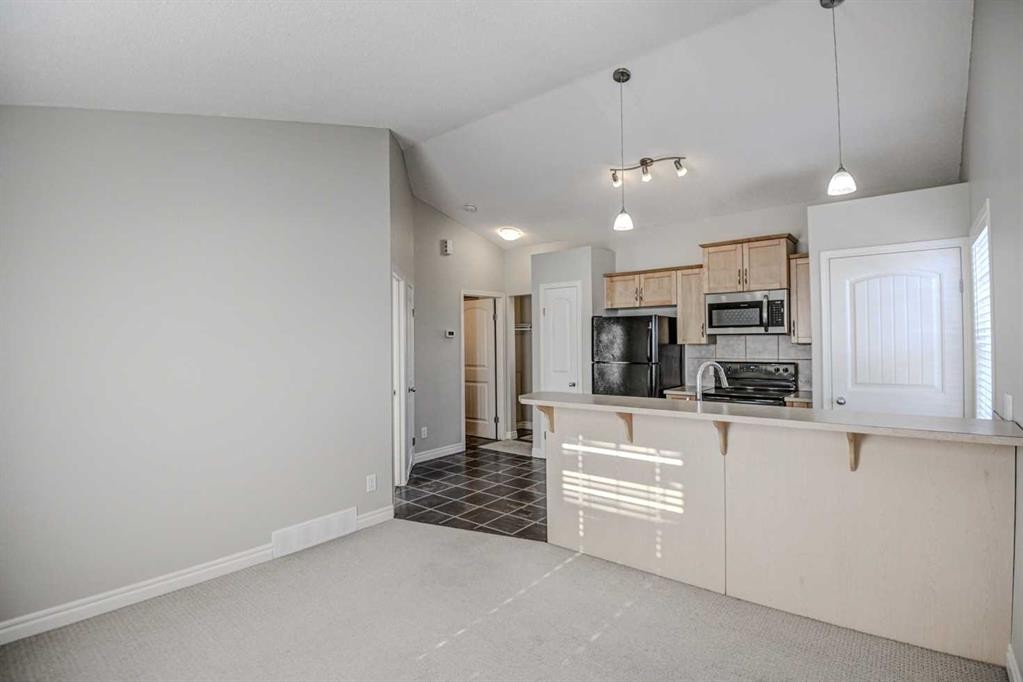 40 Prestwick Manor Se, Calgary, AB - Indoor Photo Showing Kitchen