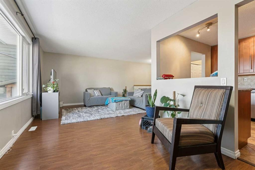70 Midridge Gardens Se, Calgary, AB - Indoor