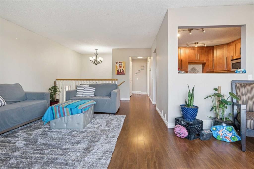 70 Midridge Gardens Se, Calgary, AB - Indoor Photo Showing Living Room
