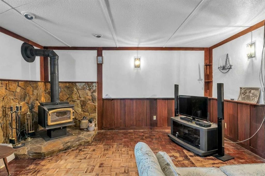 218 Pinemeadow Road Ne, Calgary, AB - Indoor With Fireplace