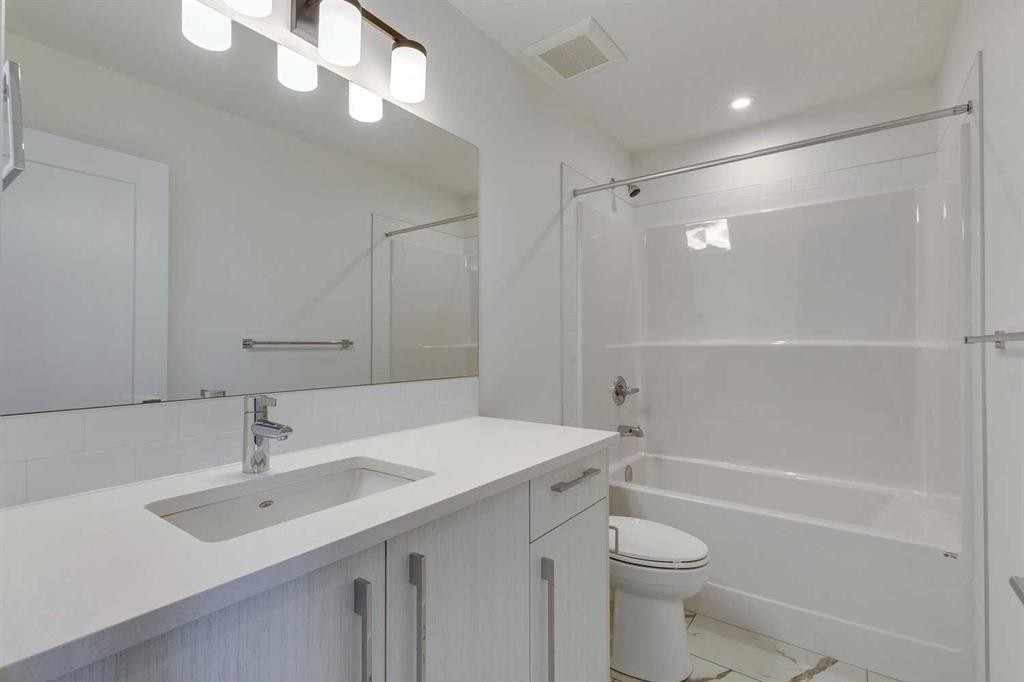 646 Rangeview Street Se, Calgary, AB - Indoor Photo Showing Bathroom