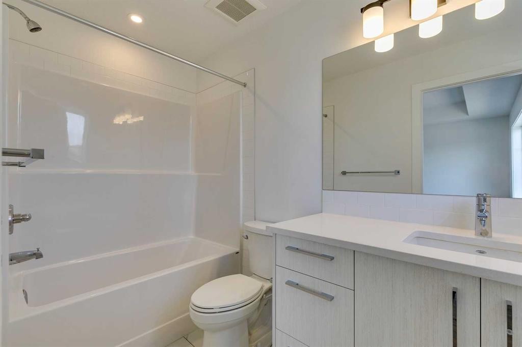 646 Rangeview Street Se, Calgary, AB - Indoor Photo Showing Bathroom