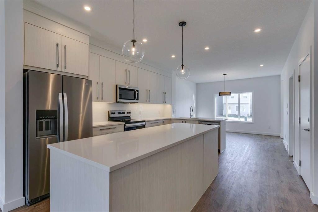 646 Rangeview Street Se, Calgary, AB - Indoor Photo Showing Kitchen With Stainless Steel Kitchen With Upgraded Kitchen