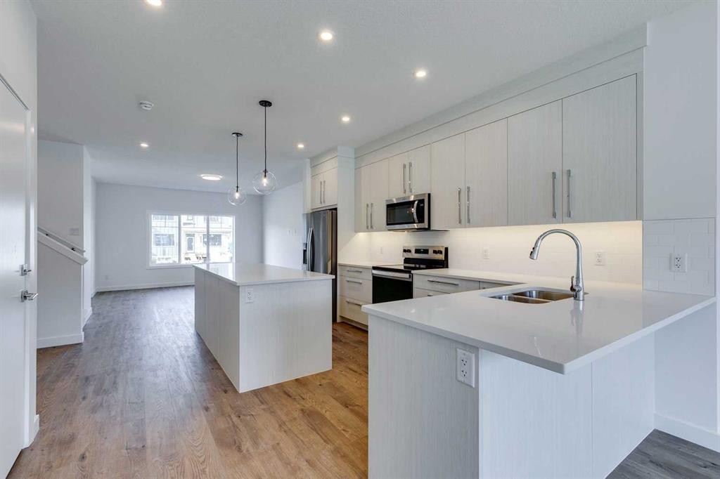 646 Rangeview Street Se, Calgary, AB - Indoor Photo Showing Kitchen With Stainless Steel Kitchen With Double Sink With Upgraded Kitchen