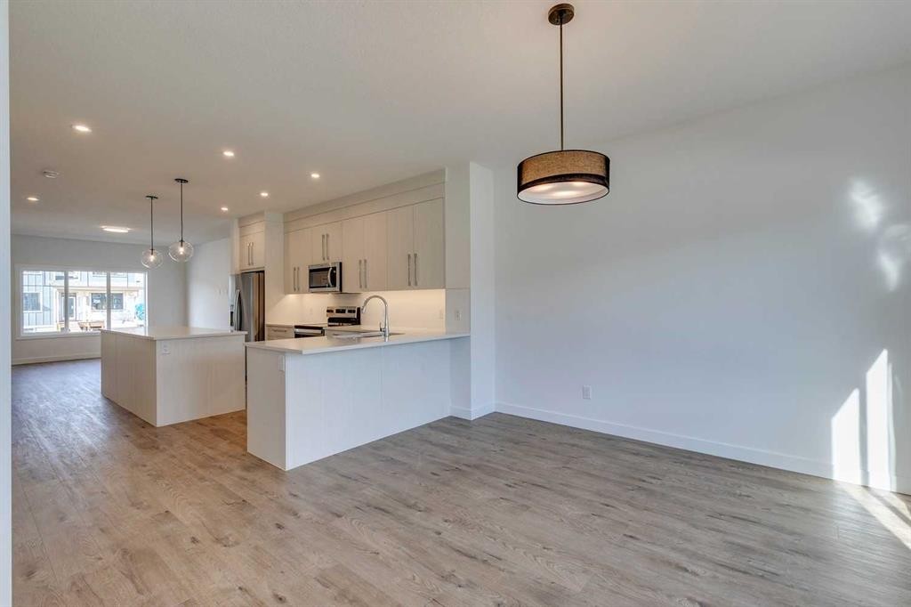 646 Rangeview Street Se, Calgary, AB - Indoor Photo Showing Kitchen