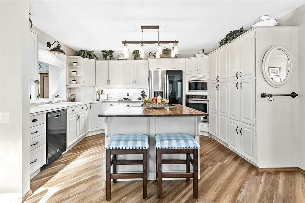 607 9 Street Se, High River, AB - Indoor Photo Showing Kitchen