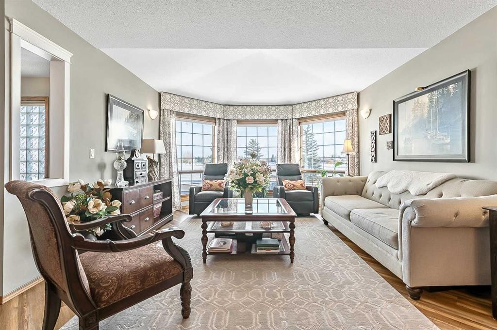 607 9 Street Se, High River, AB - Indoor Photo Showing Living Room