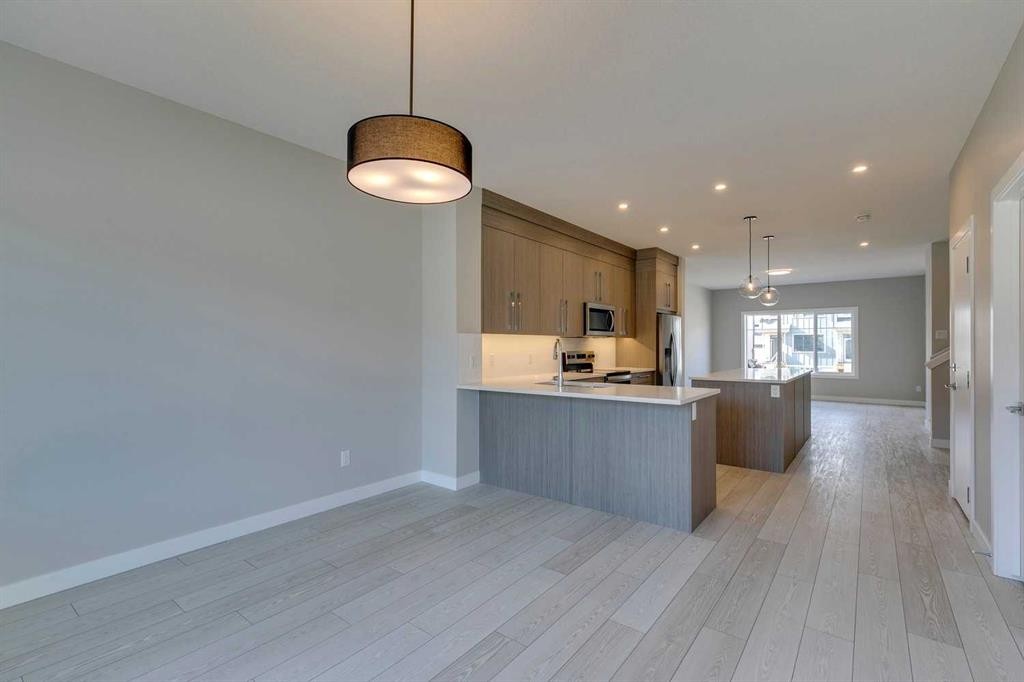 642 Rangeview Street Se, Calgary, AB - Indoor Photo Showing Kitchen