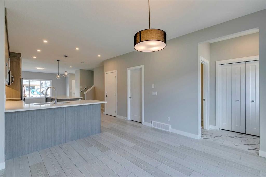 642 Rangeview Street Se, Calgary, AB - Indoor