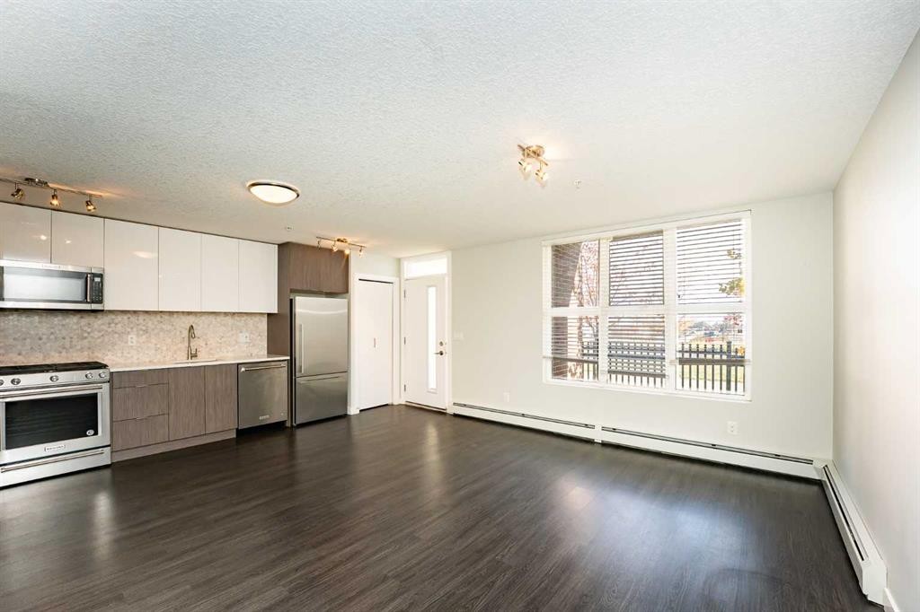 2311-95 Burma Star Road Sw, Calgary, AB - Indoor Photo Showing Kitchen