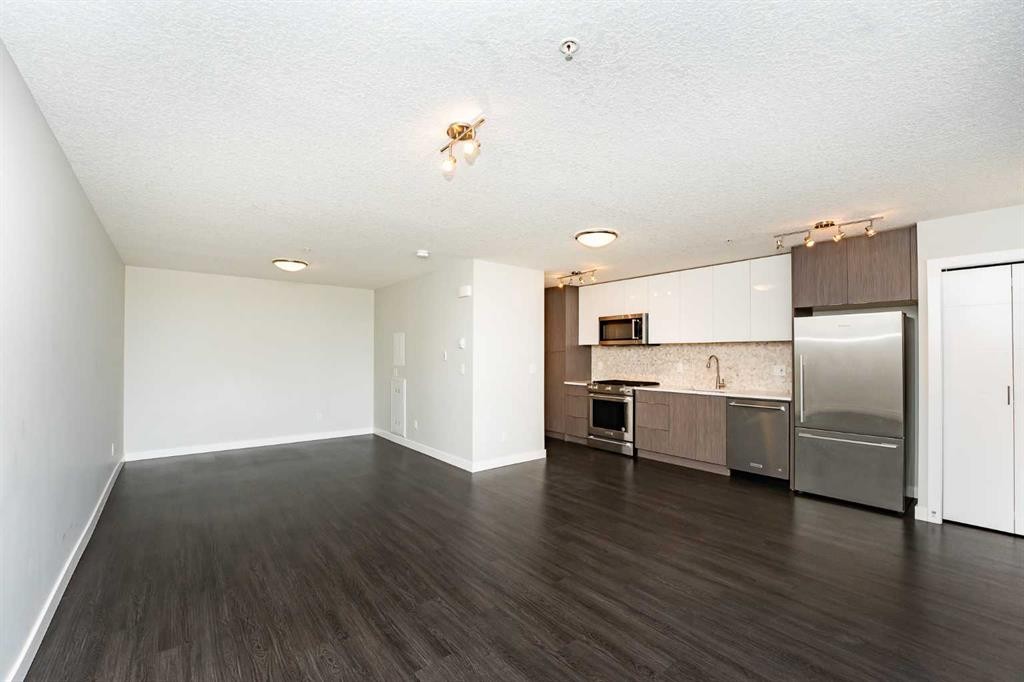 2311-95 Burma Star Road Sw, Calgary, AB - Indoor Photo Showing Kitchen