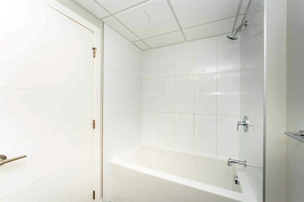 2311-95 Burma Star Road Sw, Calgary, AB - Indoor Photo Showing Bathroom