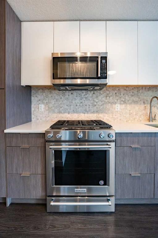 2311-95 Burma Star Road Sw, Calgary, AB - Indoor Photo Showing Kitchen