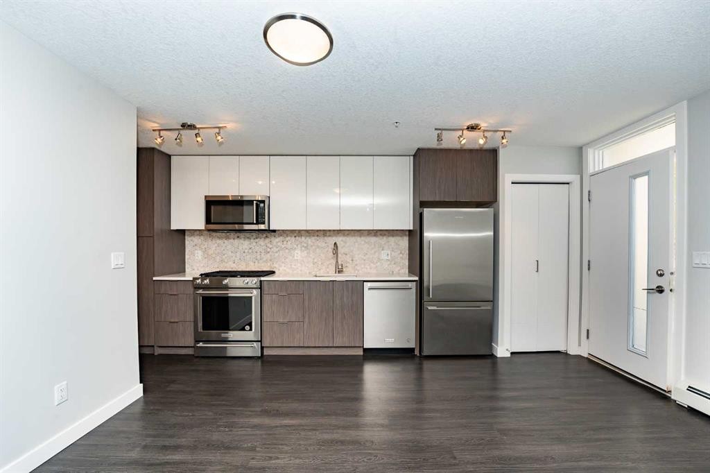 2311-95 Burma Star Road Sw, Calgary, AB - Indoor Photo Showing Kitchen