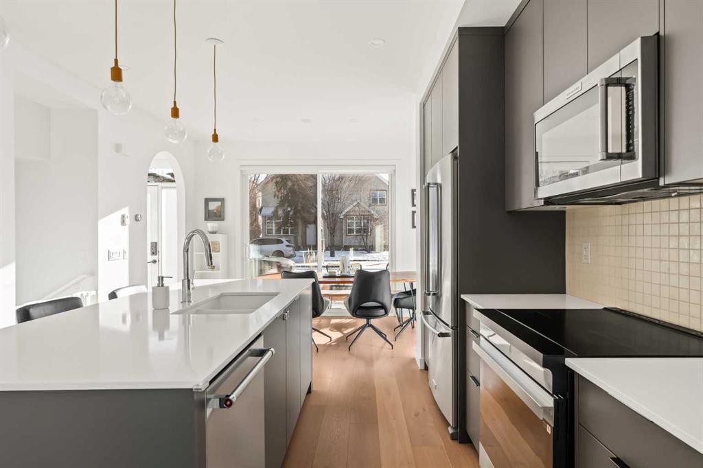 1940 Bowness Road Nw, Calgary, AB - Indoor Photo Showing Kitchen With Upgraded Kitchen