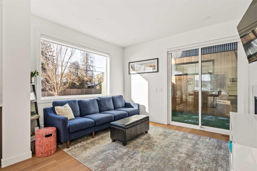 1940 Bowness Road Nw, Calgary, AB - Indoor Photo Showing Living Room