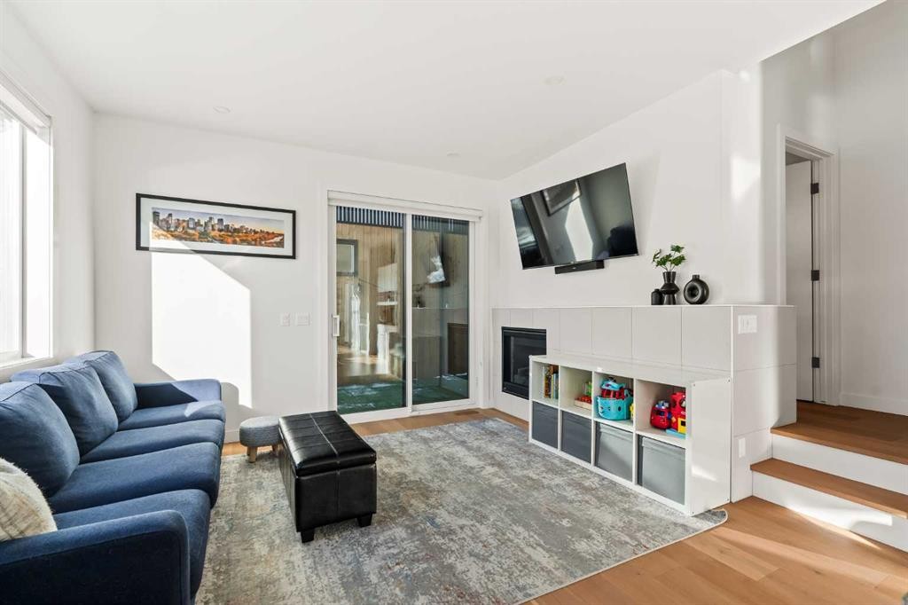 1940 Bowness Road Nw, Calgary, AB - Indoor Photo Showing Living Room