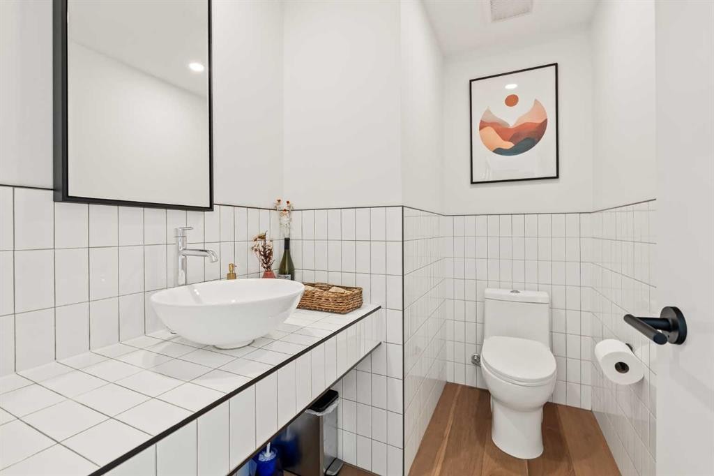 1940 Bowness Road Nw, Calgary, AB - Indoor Photo Showing Bathroom