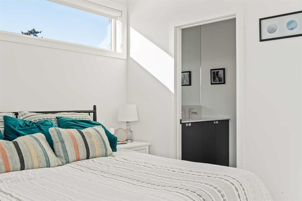 1940 Bowness Road Nw, Calgary, AB - Indoor Photo Showing Bedroom
