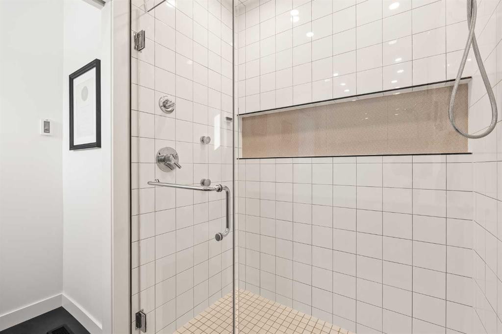 1940 Bowness Road Nw, Calgary, AB - Indoor Photo Showing Bathroom