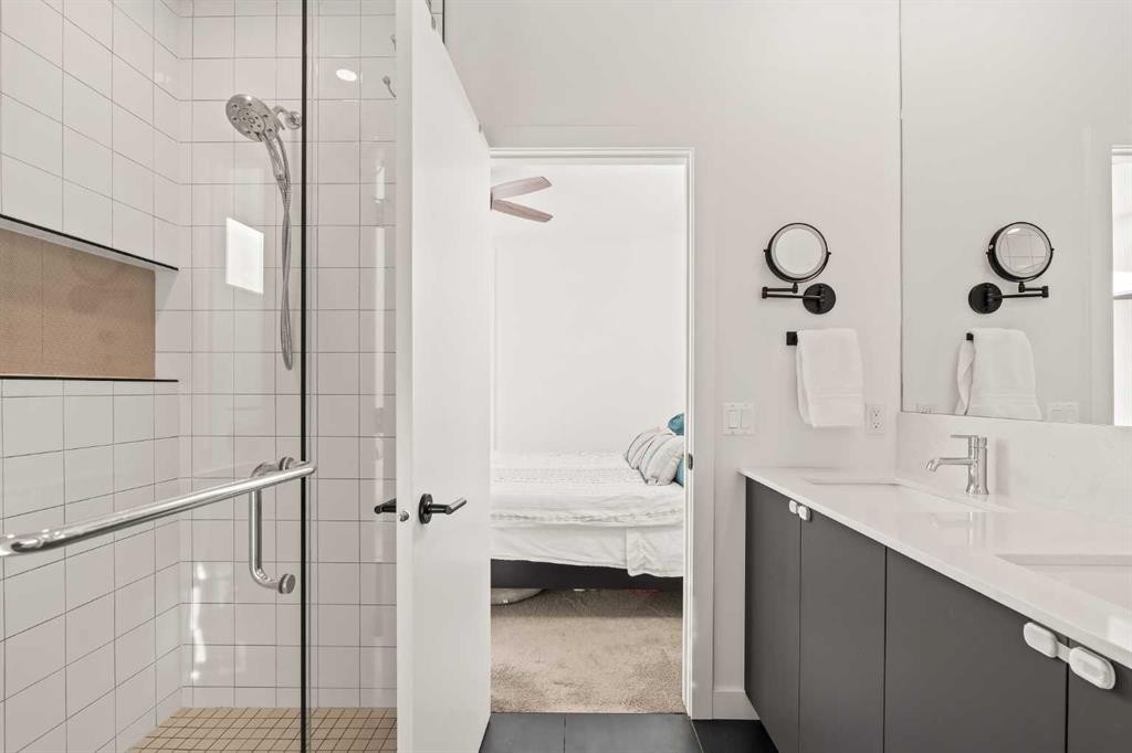 1940 Bowness Road Nw, Calgary, AB - Indoor Photo Showing Bathroom