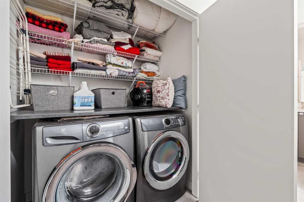 1940 Bowness Road Nw, Calgary, AB - Indoor Photo Showing Laundry Room