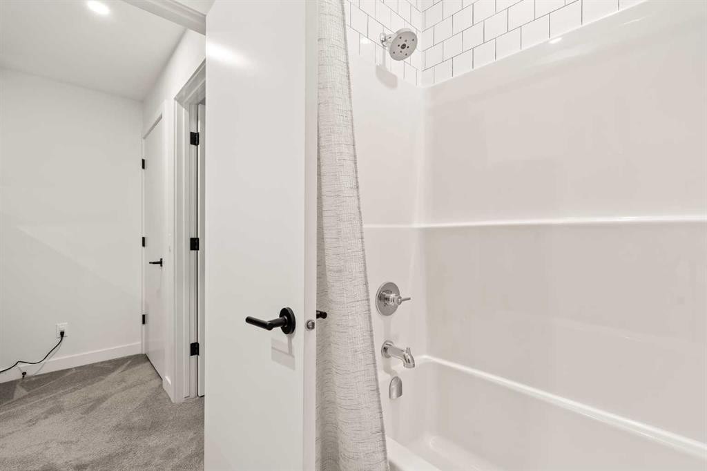 1940 Bowness Road Nw, Calgary, AB - Indoor Photo Showing Bathroom