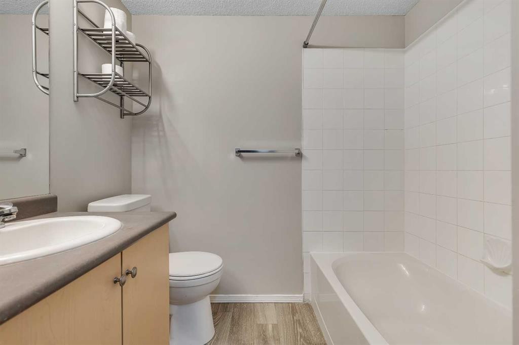 1122-2371 Eversyde Avenue Sw, Calgary, AB - Indoor Photo Showing Bathroom