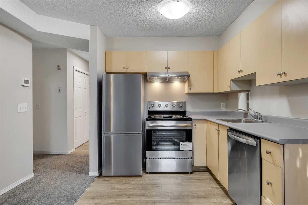 1122-2371 Eversyde Avenue Sw, Calgary, AB - Indoor Photo Showing Kitchen