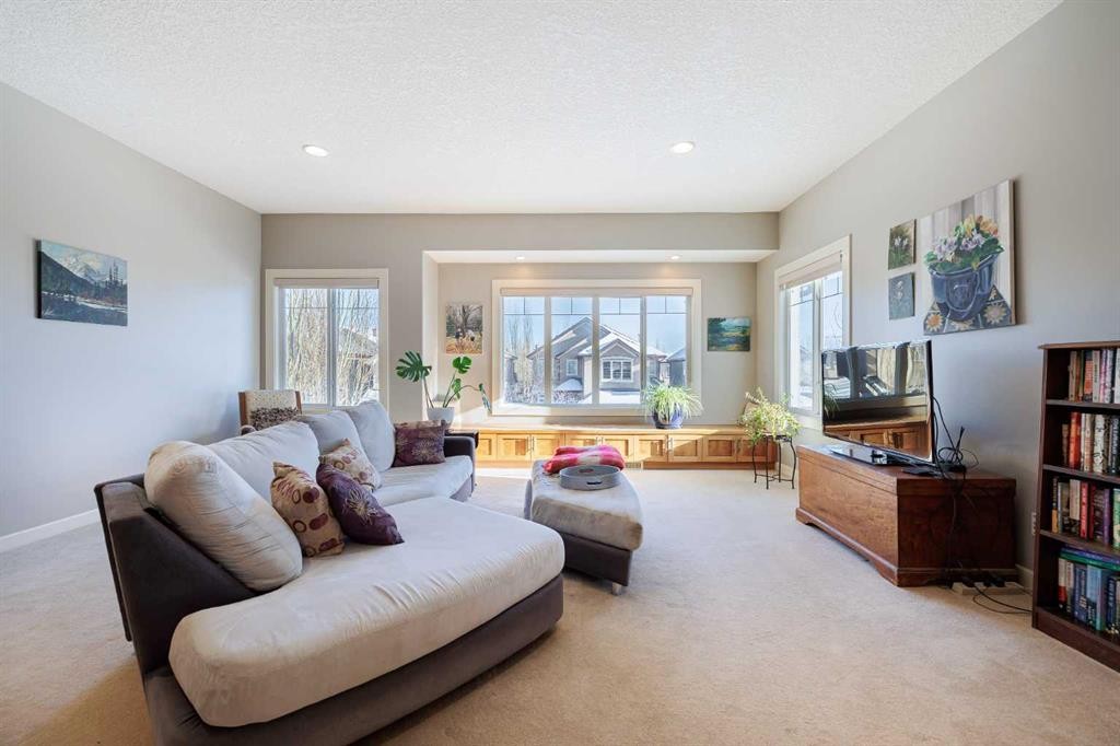 98 Tuscany Estates Crescent Nw, Calgary, AB - Indoor Photo Showing Living Room