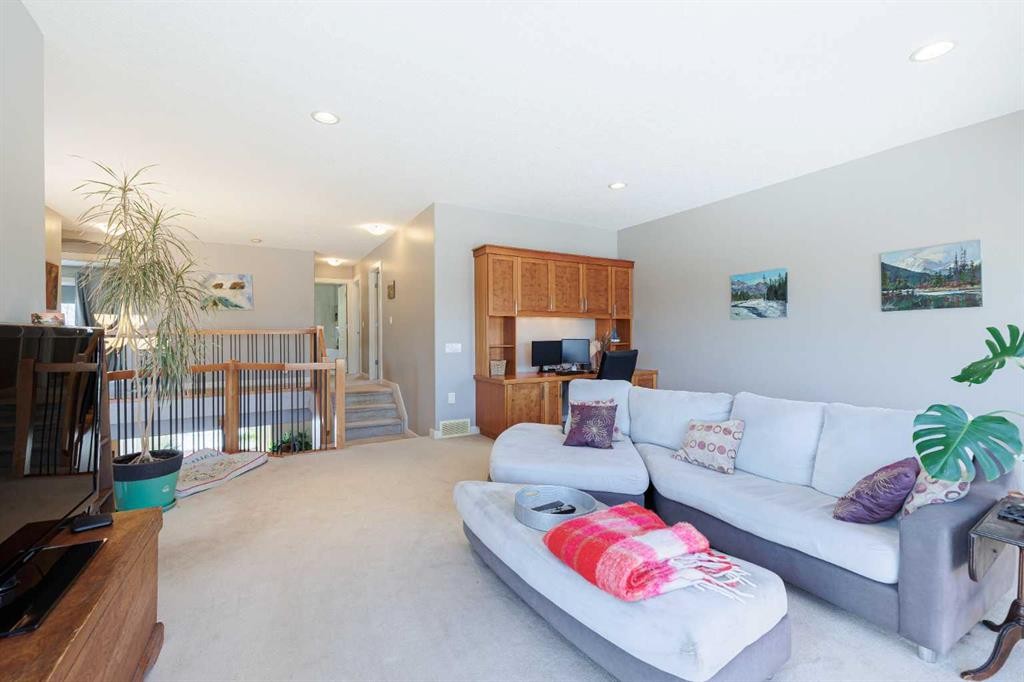98 Tuscany Estates Crescent Nw, Calgary, AB - Indoor Photo Showing Living Room