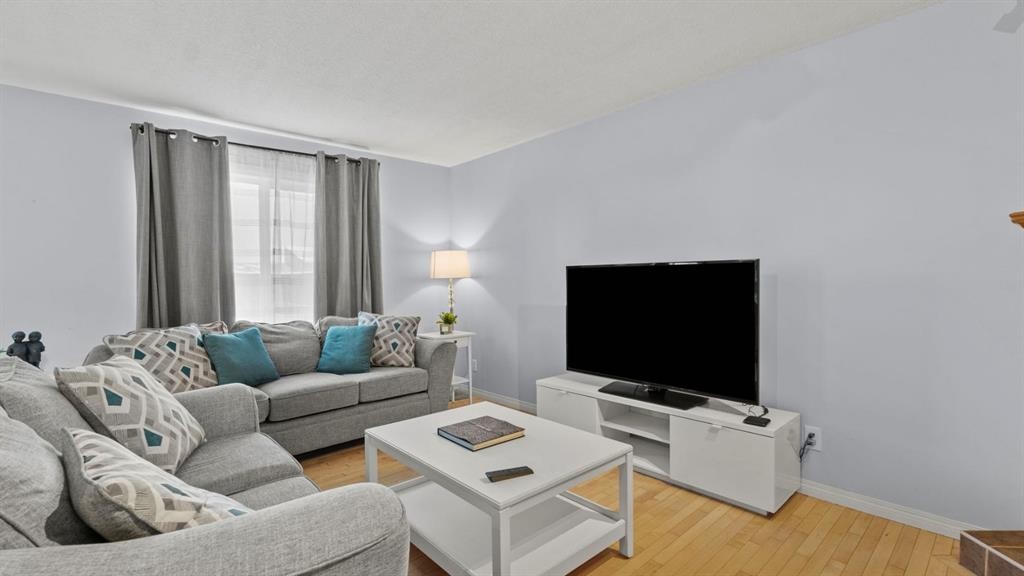 158 Covemeadow Road Ne, Calgary, AB - Indoor Photo Showing Living Room