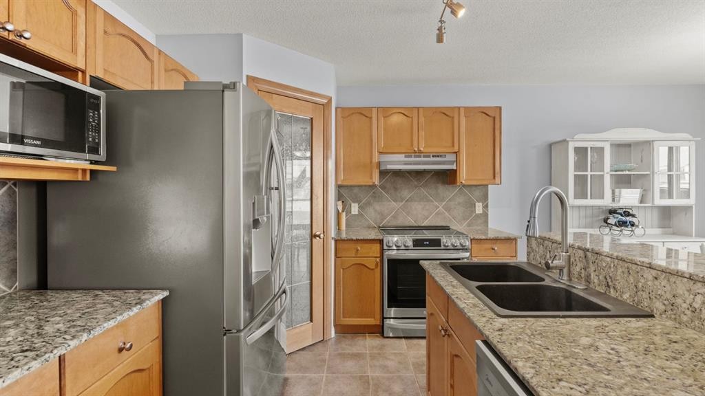 158 Covemeadow Road Ne, Calgary, AB - Indoor Photo Showing Kitchen With Double Sink