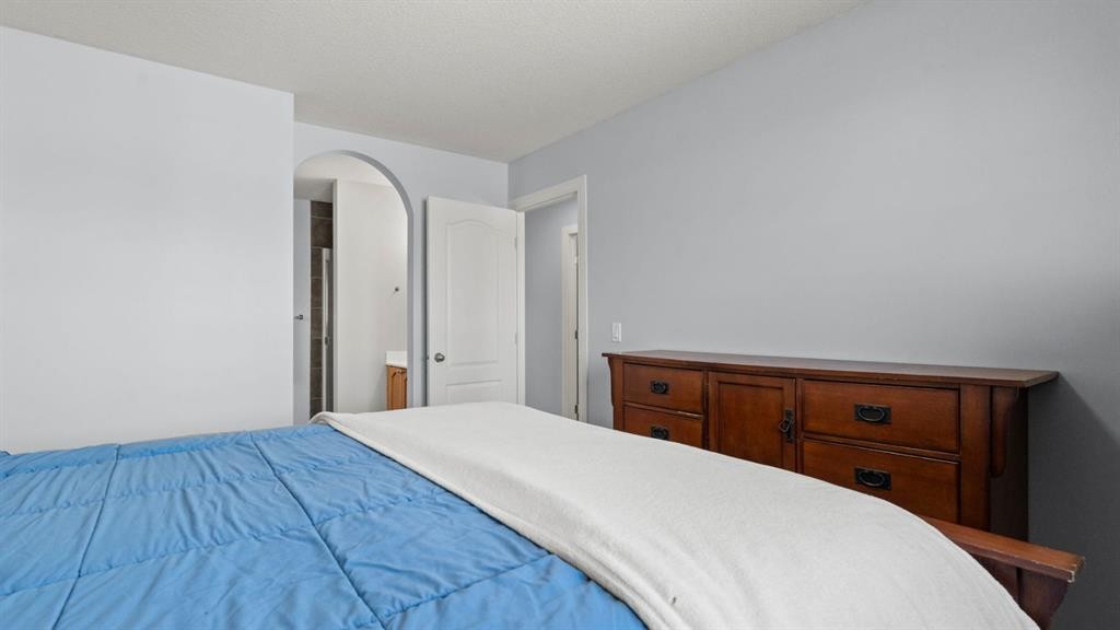 158 Covemeadow Road Ne, Calgary, AB - Indoor Photo Showing Bedroom